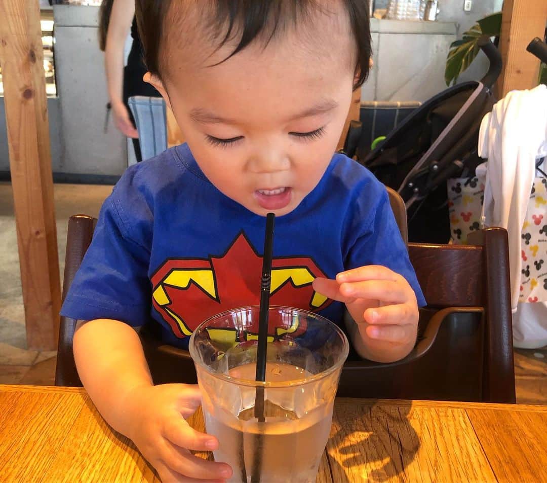 花田浩菜さんのインスタグラム写真 - (花田浩菜Instagram)「我が家の息子、気がつけば#1歳10ヶ月 👶 つい最近までずっとお熱が下がらず、更には中耳炎にもなってしまい。。 1歳半までほとんど熱など出したことがなかった👶ですが、4月に突発性発疹になって以来月1ペースで必ず発熱😭 今回は熱ある割には遊んでるしご飯食べるし大丈夫かなー？と思いきや1週間以上夜の発熱＋咳鼻水で中耳炎にもなってしまい機嫌が最悪に😅 先月まではまさかの私も毎月風邪をうつされるという月の半分は親子どちらか風邪ひきという悪循環だったので、、健康って本当大事〜😭❤️❤️ 7月頭は私が咳風邪で始まったのに、後半2週間は息子の風邪で締めくくり🤧笑 来月からは健康促進月間にしよう😂健康に夏を満喫するしかない🎇 . . そんな息子は何でも真似っこが上手になり、好き嫌いの差が分かりやすく、何か喋れば『イヤー』といい、朝の着替えではこの世の終わりのように泣きわめき逃げ回り（何がそんなに嫌なのかと思うほどで笑える）、お調子者かつビビりに拍車がかかって引っくるめて愛くるしい今日この頃です😂 . 変顔してくるし、寝たふりしてといえば寝たふりしてくれるし、基本的に態度がおっさんだし、おさるのモノマネしてといえば耳引っ張ってウキ🐵と言うしw、安全な場所ならやんちゃかと思えばブランコ乗せるだけで固まって『コワイ…』って言ってきたり疲れて私が転がってるとニコニコしながら私をとんとんして寝かしつけてくれようとする天使かと思えばいきなり顔面をぶってきたり頭突きしてくる悪魔になるし👿笑 . . ゆっくり〜な言葉もだんだん少しずつ増えてきて、教えてもいないディズニーのキャラクターやトーマスのキャラクターの名前を覚えてきて（グーフィーとか😂）こっちが驚くし、朝もつたない言葉でカエルの合唱が流れると一緒にケロケロケロケロくわっくわっくわっしててびっくりした🐸 そんな息子、お外では赤ちゃんが泣いてたりするとおもちゃ貸してあげたりよしよしして心配してあげたりする優しい子らしいです🙆‍♀️ ママにもそうしてほしいんですけど❤️❤️❤️❤️😂 . . #成長記録 #1歳10ヶ月 #1歳児 #男の子ママ #夏風邪 #育児日記 #親子 #育児 #赤ちゃんのいる生活 #イヤイヤ期 #ig_oyabakabu #mamagirl #happy #happydays」7月27日 10時50分 - hanadahirona