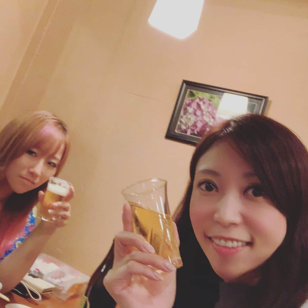 ERICAのインスタグラム：「久しぶりにあゆと六本木でお母さんと慕っている方の居酒屋さん🏮🍻へ(๑>◡<๑)  今日はお魚🐟何にするー？  って、本当におうちに帰ったような気持ちにさせてくれる素敵なお店。  #happy #photooftheday #instalike #instadaily #smile #webstagram #美容 #regram #gingergolfteam #ゴルフ女子 #love #gingergolfteam1期生 #コスメコンシェルジュ #beer #friends #tgif #アットホーム #ご飯 #yummy #ありがとう」