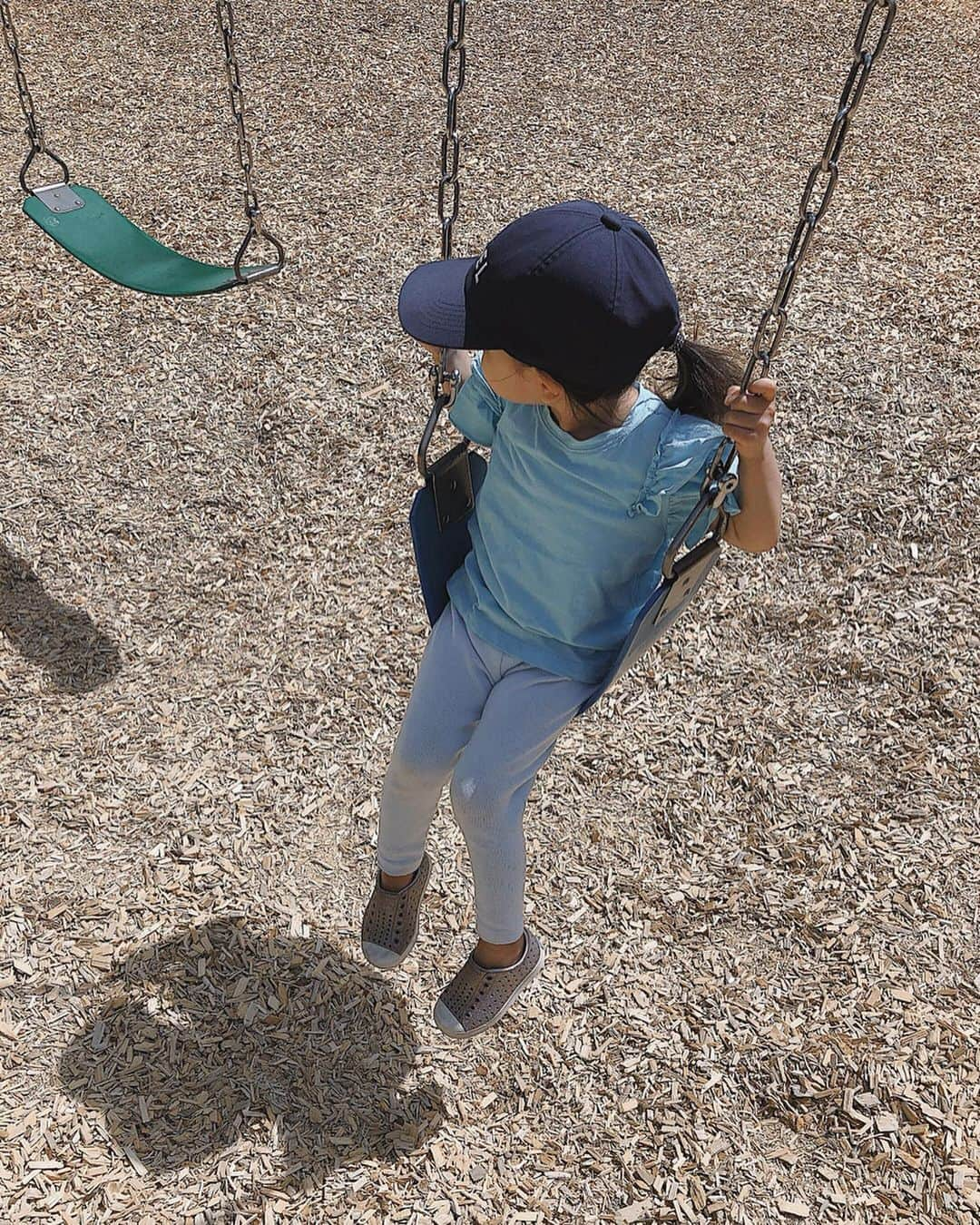 翁安芸さんのインスタグラム写真 - (翁安芸Instagram)「My girl’s new favorite playground☀️🌿🧸💛 娘の最近のお気に入りの公園。自然に囲まれた小さな街アスペンですが、近くに公園がいくつもあり全てキレイで嬉しい🌿✨✨ #Aspen #playground #mydaughter #somuchfun #アスペン #公園」7月27日 11時07分 - akinyc