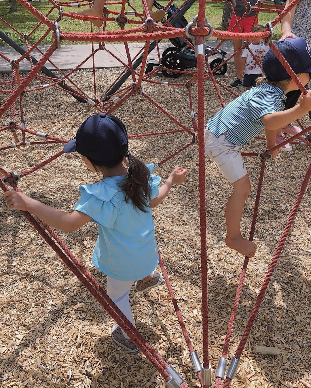 翁安芸さんのインスタグラム写真 - (翁安芸Instagram)「My girl’s new favorite playground☀️🌿🧸💛 娘の最近のお気に入りの公園。自然に囲まれた小さな街アスペンですが、近くに公園がいくつもあり全てキレイで嬉しい🌿✨✨ #Aspen #playground #mydaughter #somuchfun #アスペン #公園」7月27日 11時07分 - akinyc