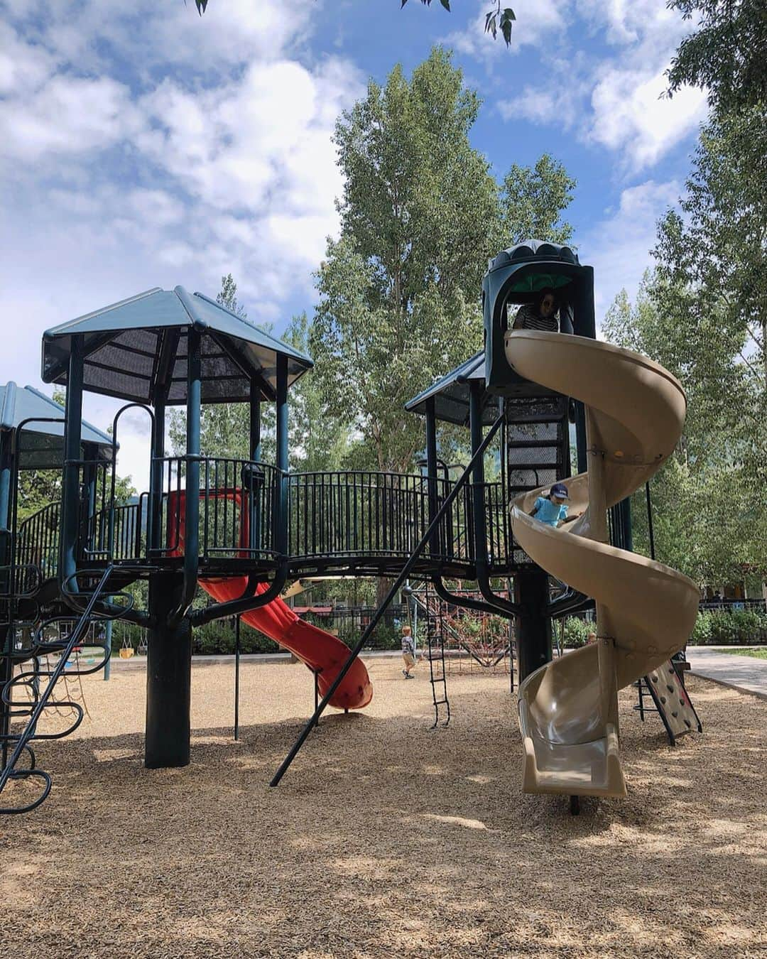 翁安芸さんのインスタグラム写真 - (翁安芸Instagram)「My girl’s new favorite playground☀️🌿🧸💛 娘の最近のお気に入りの公園。自然に囲まれた小さな街アスペンですが、近くに公園がいくつもあり全てキレイで嬉しい🌿✨✨ #Aspen #playground #mydaughter #somuchfun #アスペン #公園」7月27日 11時07分 - akinyc