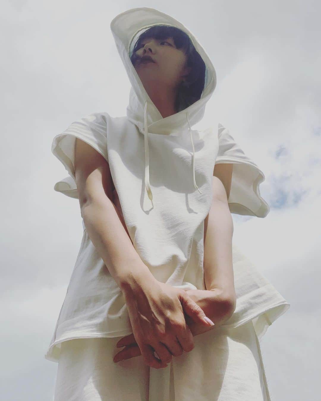 Young Juvenile Youthのインスタグラム：「一年通すと夏ってすごい短いから、この暑さも楽し、、めるかな、、いや無理かも 既に溶けそう🤯 涼しげな顔してるのはこのパーカーのおかげです。 #TDSbyNB  #newbalance  @new_balance_japan  @nblifestyle_jp」