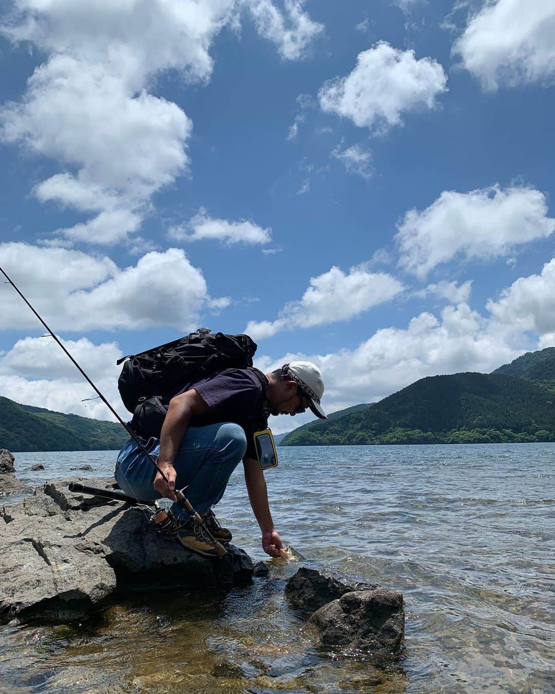 のインスタグラム：「. The other day fishing. ・ #root_co #rootco #shockresistcaseplushold #iphonecase #milspec #magreel360 #carabiner #outdoor #outdoors #outdoor #outdoors #outdoorgear #outdoorlife #fishing #bassfishing #bassangler #blackbass #fishingphotography #fishinggear #fishinglife #lifestyle #fishingstyle #iphoneケース #ミルスペック #カラビナ #アウトドア #アウトドアギア #フィッシング #フィッシングギア #ライフスタイル」
