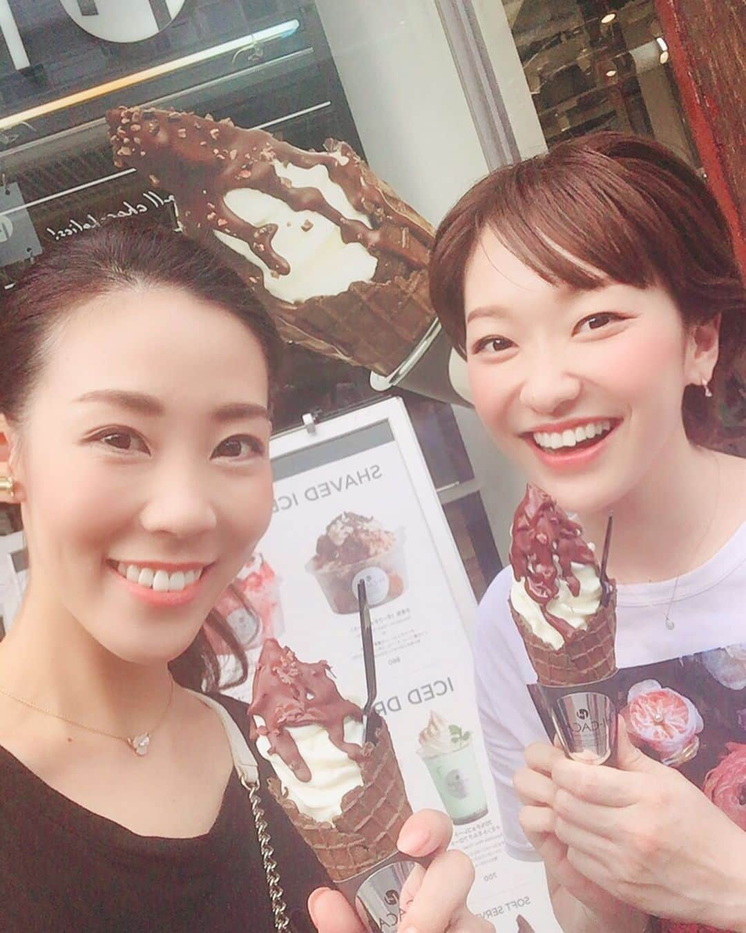 菜那くららさんのインスタグラム写真 - (菜那くららInstagram)「＊﻿ ﻿ 最近の夏らしい事🐬✨‼️﻿ ﻿ ✨べーちゃん( #桜咲彩花 )と﻿ 歌の練習の後にソフトクリームを食べました🍦﻿ この日は暑くて…😵💦﻿ 冷たいアイスに癒されました〜✨﻿ 2人共、今年初のソフトクリーム😋❤️﻿ ﻿ ✨アートアクアリウムへ🐠✨‼️﻿ ﻿ 日本の美の世界が広がり﻿ ﻿ 優雅に泳ぐ金魚、多彩な光、様々な水槽のアート﻿ ﻿ 涼しげで幻想的な世界でした✨✨﻿ ﻿ ✨神楽坂のお祭りへ🏮﻿ ﻿ 阿波踊りを初めて間近で見ました😆‼️‼️‼️﻿ ﻿ 踊ってる方の笑顔を見ていたら﻿ ﻿ 自分まで笑顔になり元気をもらいました😊﻿ ﻿ 素敵でした…✨﻿ ﻿ 夜はタッキー( #鳳龍アヤ )と﻿ ちゃーちゃん( #桜帆ゆかり )と神楽坂でご飯🍴﻿ タッキーからスペインのお土産をもらいました❤️﻿ オレンジのハンドクリーム🍊﻿ 箱を開けてないのにオレンジの香りが✨‼️﻿ オレンジの香りに癒されます☺️🧡﻿ ﻿ ﻿ #ソフトクリーム﻿ #アートアクアリウム #日本橋 #金魚﻿ #美しい #幻想的 #アート﻿ #神楽坂祭り #阿波踊り #夏の風物詩﻿ #宝塚 #同期 #93期 #花組 ﻿ ﻿#菜那くらら ﻿」7月27日 11時13分 - nana_kurara