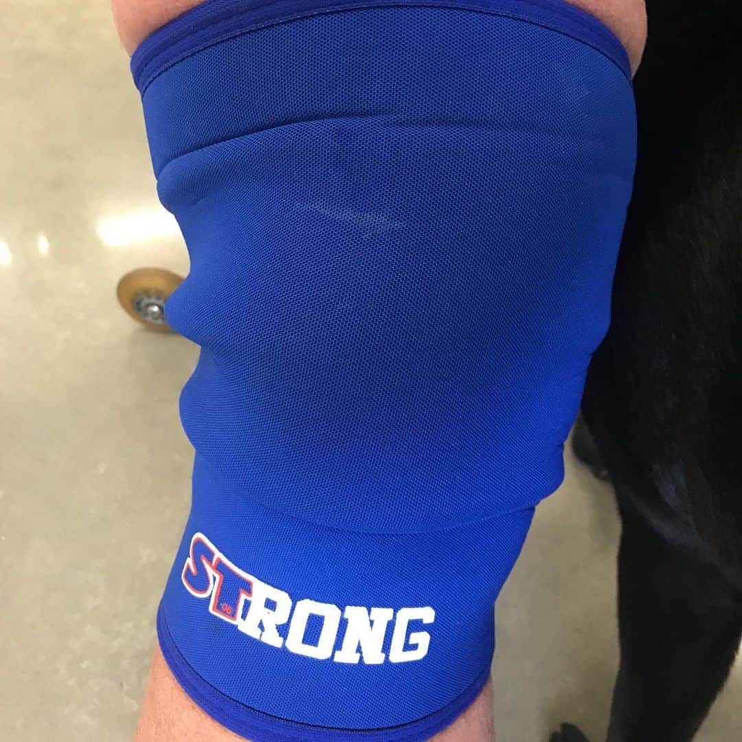ストーン・コールド・スティーブ・オースチンさんのインスタグラム写真 - (ストーン・コールド・スティーブ・オースチンInstagram)「I haven’t seriously trained legs in the last 20 years. In 2012 I had ACL/PCL replacement surgery in my left knee. In my right knee I am still going with no PCL. About a year ago @marksmellybell sent me some knee sleeves from @thesupertraininggym. He said to give them a try. I started squatting again about 5 weeks ago. The sleeves give me support, confidence, keep my knees warm, and give me a little spring out of the bottom. In this video I am squatting 285lbs. Light weight for many men and women. By 2020 my goal is to squat 500lbs. To the wannabe judges out there, I am not in a powerlifting contest. The squats are not parallel or deeper. I am in my gym with a bar on my back. I have always loved training legs and the squat, in particular.  Bottom Line-It’s good to be under the bar again.  Thank you, Mark.  Song-Blackout Artist-Scorpions  #squat #training #legday #weightlifting #weighttraining」7月27日 11時15分 - steveaustinbsr