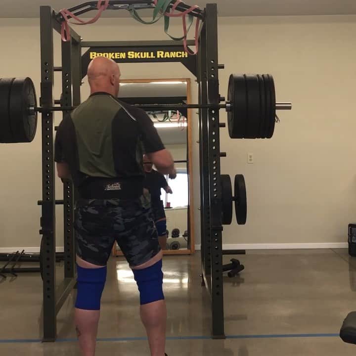 ストーン・コールド・スティーブ・オースチンのインスタグラム：「I haven’t seriously trained legs in the last 20 years. In 2012 I had ACL/PCL replacement surgery in my left knee. In my right knee I am still going with no PCL. About a year ago @marksmellybell sent me some knee sleeves from @thesupertraininggym. He said to give them a try. I started squatting again about 5 weeks ago. The sleeves give me support, confidence, keep my knees warm, and give me a little spring out of the bottom. In this video I am squatting 285lbs. Light weight for many men and women. By 2020 my goal is to squat 500lbs. To the wannabe judges out there, I am not in a powerlifting contest. The squats are not parallel or deeper. I am in my gym with a bar on my back. I have always loved training legs and the squat, in particular.  Bottom Line-It’s good to be under the bar again.  Thank you, Mark.  Song-Blackout Artist-Scorpions  #squat #training #legday #weightlifting #weighttraining」
