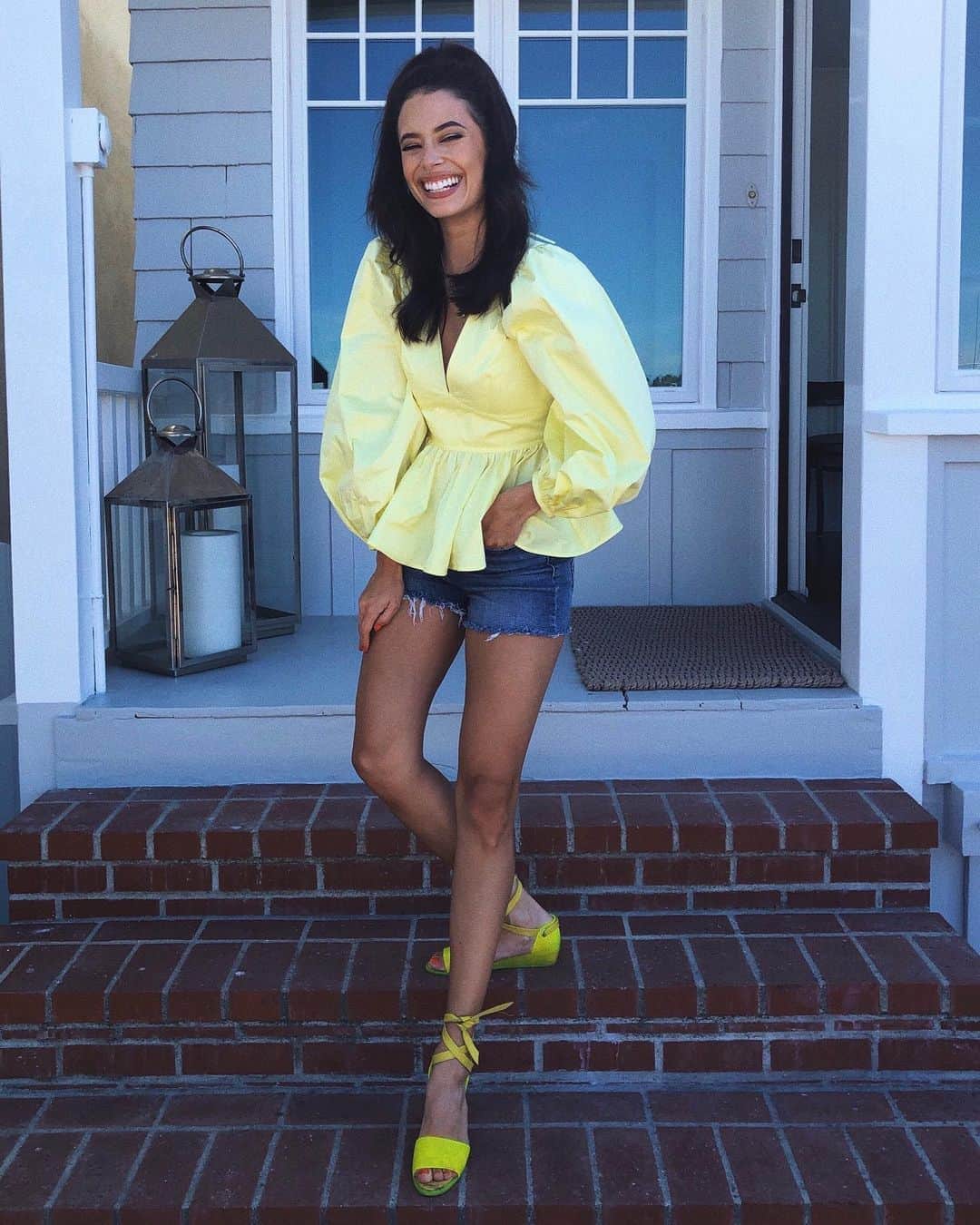 クロエ・ブリッジスのインスタグラム：「My puffy sleeves and I are ALL ABOUT summertime fun」