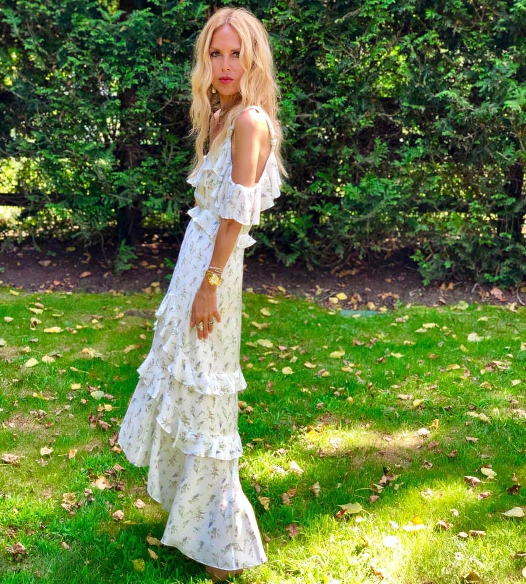 レイチェル・ゾーさんのインスタグラム写真 - (レイチェル・ゾーInstagram)「Living in #floral 👗 all summer long and into #fall  #gardenparty #summerstyle xoRZ」8月11日 7時07分 - rachelzoe