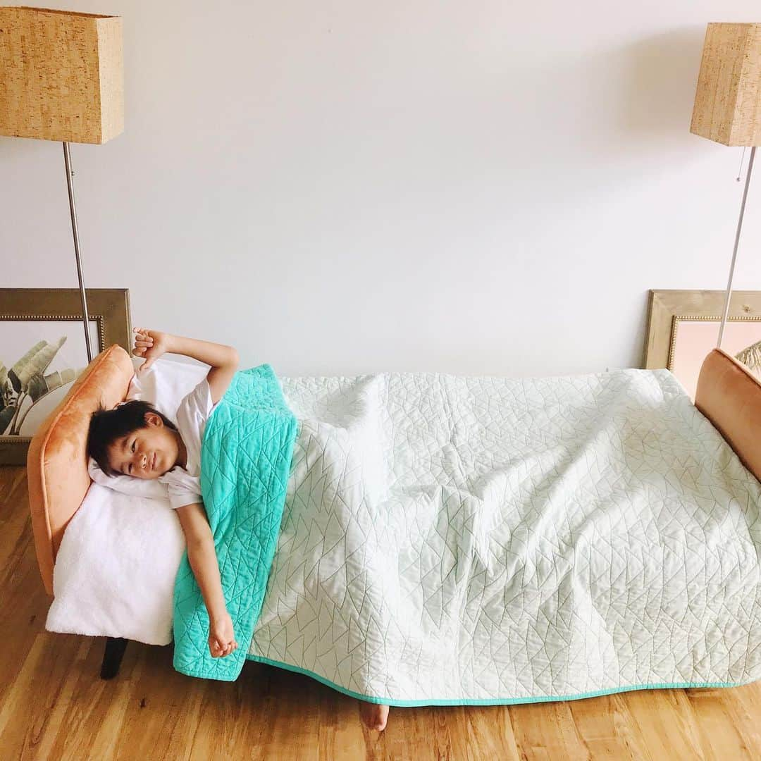 Mieさんのインスタグラム写真 - (MieInstagram)「私たちが所有するワイキキのお部屋のソファーをアップグレードしました🧡😊 ココアブラウンという名前のオレンジ色のベルベットソファー💚 ソファーがベッドにもなるから、大人2人子供3人合計5人まで泊まれます😌👍 もちろんそんなに広くはないんだけど、金額と立地で考えたらとてもお得です！ . 徒歩5分の場所にインターナショナルマーケットがあって、徒歩圏内に色んなお店またビーチにも行ける。 1番安い時期で一泊120ドル〜😌(金額変動あり)あとはお掃除代がプラスされますが🙏 お一人様料金でなく、一部屋料金なので、お友達同士割ってもいいよね！ . #Airbnb で貸し出しているお部屋は、 “宿泊施設というよりも、人のお部屋や家を貸してもらい、住んでるように滞在する”というコンセプトなので、滞在中は自分のおうちの様にリラックスしていただけます。お掃除の人、ベッドメイキングはないので、お部屋が汚くなったらご自分でお掃除してください😝 あとは洗濯、ユニット内にはないですが、建物の中に有料で使える場所があるので、そちらを利用していただけます🧡 お部屋を綺麗に使っていただける皆さまに泊まっていただきたい💚 DMでどこから予約できるか？と質問たーくさんいただいていて、ストーリーにも載せたんだけど、こちらにも🌴 . 最後の写真🤣がお気に入りっ🧡  #ワイキキ滞在 #子連れハワイ #ハワイ生活 #ステイケーション #ボディボードも完備 #シャンプーや洗顔フォーム、美容液なども完備🌺#ハワイ旅行  https://abnb.me/VCrEhw8GVY  リンクはクリックできないから、ググってみてね💚  長期ステイの方、ディスカウントもあるよっ👍 月単位だと10パーセント引き🤗🧡」8月11日 7時08分 - miefromhawaii