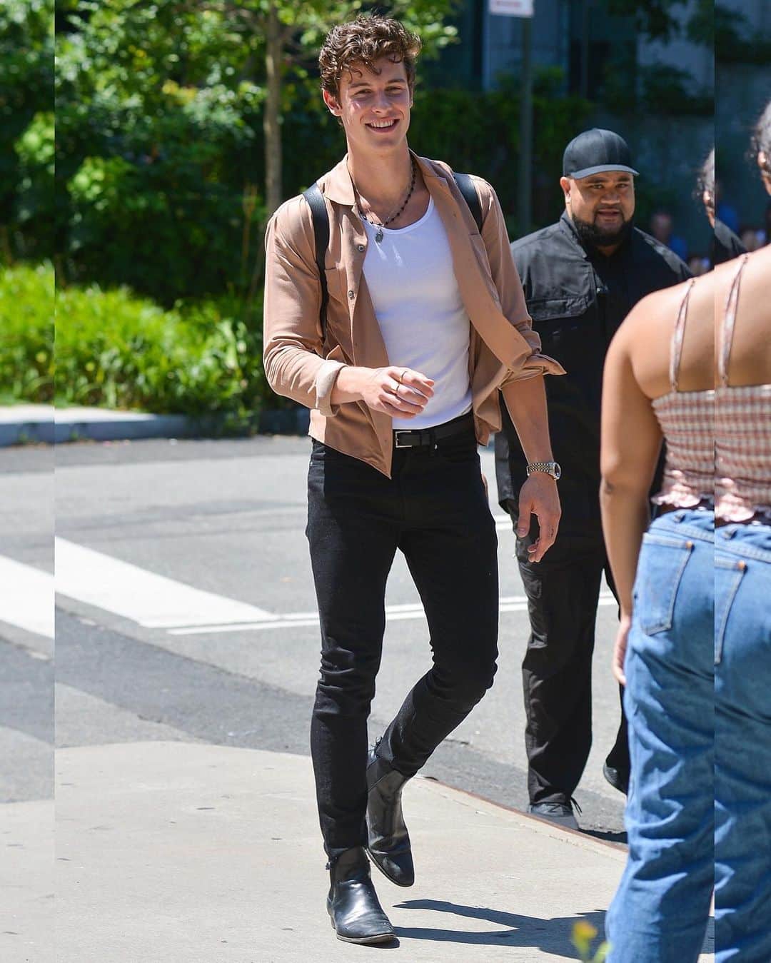 Just Jaredさんのインスタグラム写真 - (Just JaredInstagram)「@shawnmendes leaves his NYC hotel and heads to Newark, N.J. for the next stop on his concert tour! #ShawnMendes Photos: Backgrid」8月11日 5時37分 - justjared