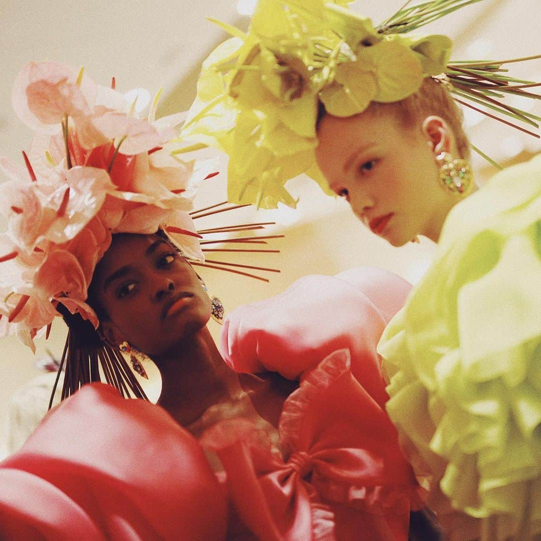 ロダルテさんのインスタグラム写真 - (ロダルテInstagram)「FW19 Backstage with @hilarymarie7 and @lillamolnar99 (ph: @photobyjennajones). #rodarte」8月11日 5時38分 - rodarte