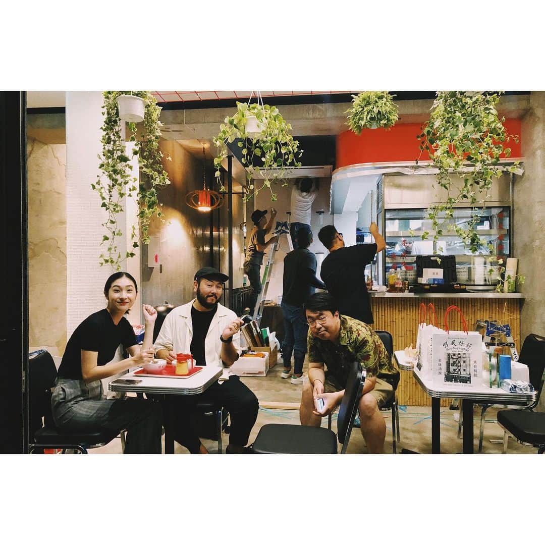 eriさんのインスタグラム写真 - (eriInstagram)「ピザ丸夫婦も立ち寄ってくれた  @250pizza @b.snsn  そしてピザも差し入れてくれた 🍕🍕🍕🍕 最高 @pizza_slice_tokyo」8月11日 5時39分 - e_r_i_e_r_i