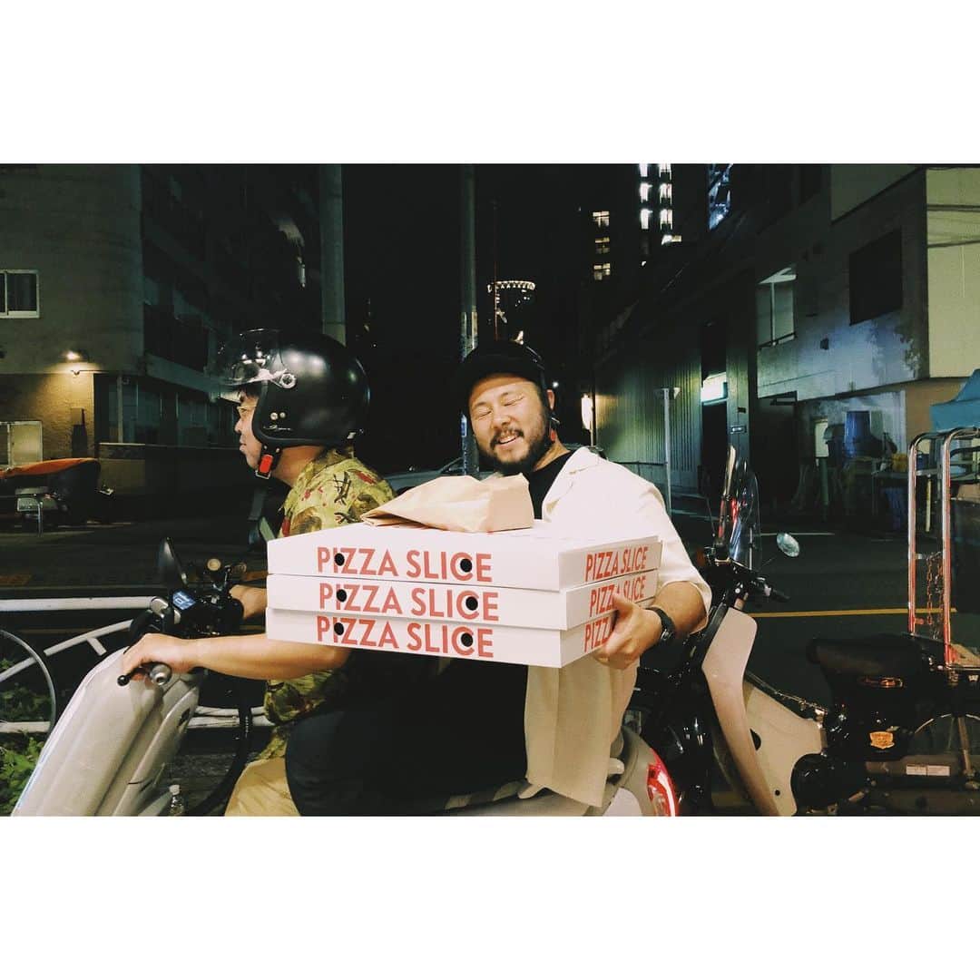 eriさんのインスタグラム写真 - (eriInstagram)「ピザ丸夫婦も立ち寄ってくれた  @250pizza @b.snsn  そしてピザも差し入れてくれた 🍕🍕🍕🍕 最高 @pizza_slice_tokyo」8月11日 5時39分 - e_r_i_e_r_i
