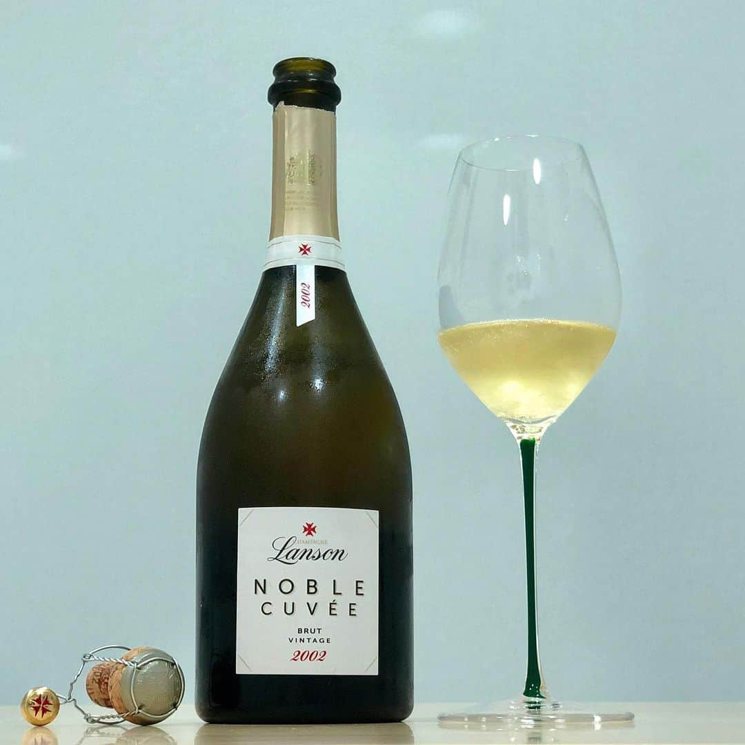 エンリケ・ソラ・クレメンテさんのインスタグラム写真 - (エンリケ・ソラ・クレメンテInstagram)「NOBLE CUVÉE 2002, Champagne Lanson. Vivacity, density and great minerality. @champagnelanson . • • • • • #vino #vin #vinho #вино #ワイン #紅酒 #wein #champagne #winelover #wineinfluencer #winetime #foodporn #food #winecellar #wineporn #instawine #winetasting #sommelier #foodandwine #champagnelover #tbt2019 #lanson #champagnelanson #noblecuvee #noblecuvee2002 #chardonnay #pinotnoir」8月11日 5時51分 - kike_sola