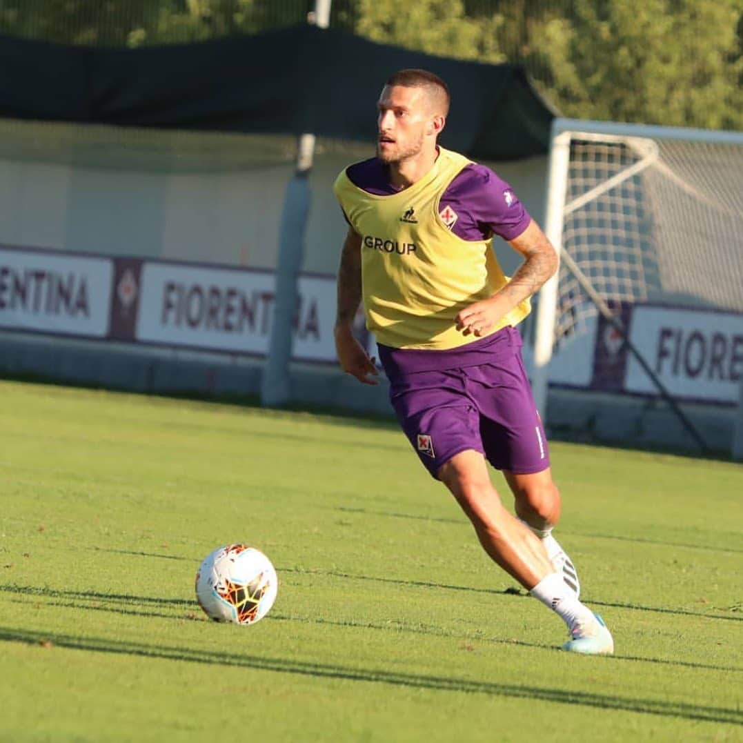 クリスティアーノ・ビラーギのインスタグラム：「Sempre di corsa, a testa alta🔜💪🏻 #forzaviola #firenze #fiorentina #preseason #seriea 🇮🇹」