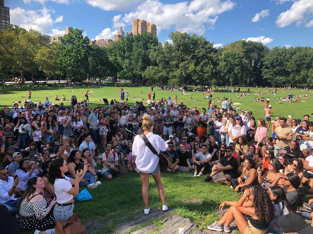トーライ・ケリーのインスタグラム：「‪nyc! thanks for coming out to the pop up!!😍it was so beautiful out & i had so much fun w/ y’all & i’m just so happyyyyy‬」