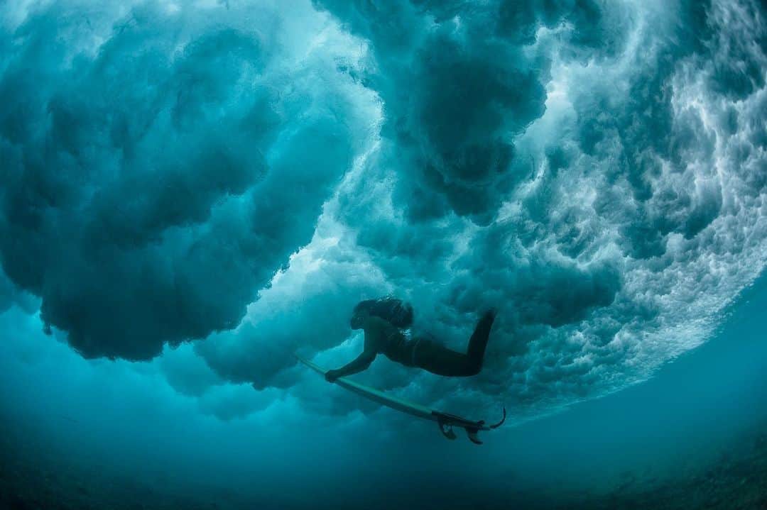 National Geographic Creativeさんのインスタグラム写真 - (National Geographic CreativeInstagram)「Photo by @paulnicklen | A surfer swims under a cloud of waves off the coast of Oahu Island, Hawaii. #Surfing #Underwater #Hawaii」8月11日 5時54分 - natgeointhefield