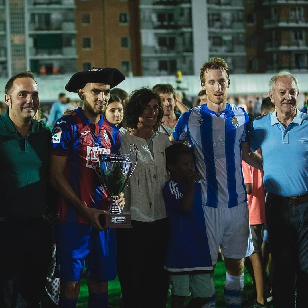 SDエイバルさんのインスタグラム写真 - (SDエイバルInstagram)「🏆 Euskal Herriko txapeldunak 🤩 #Eibar 2 - 1 @realsociedad | ⚽ @poliveira15oficial & @pablodeblasis32 | #EuskalTxapela」8月11日 5時57分 - sdeibar