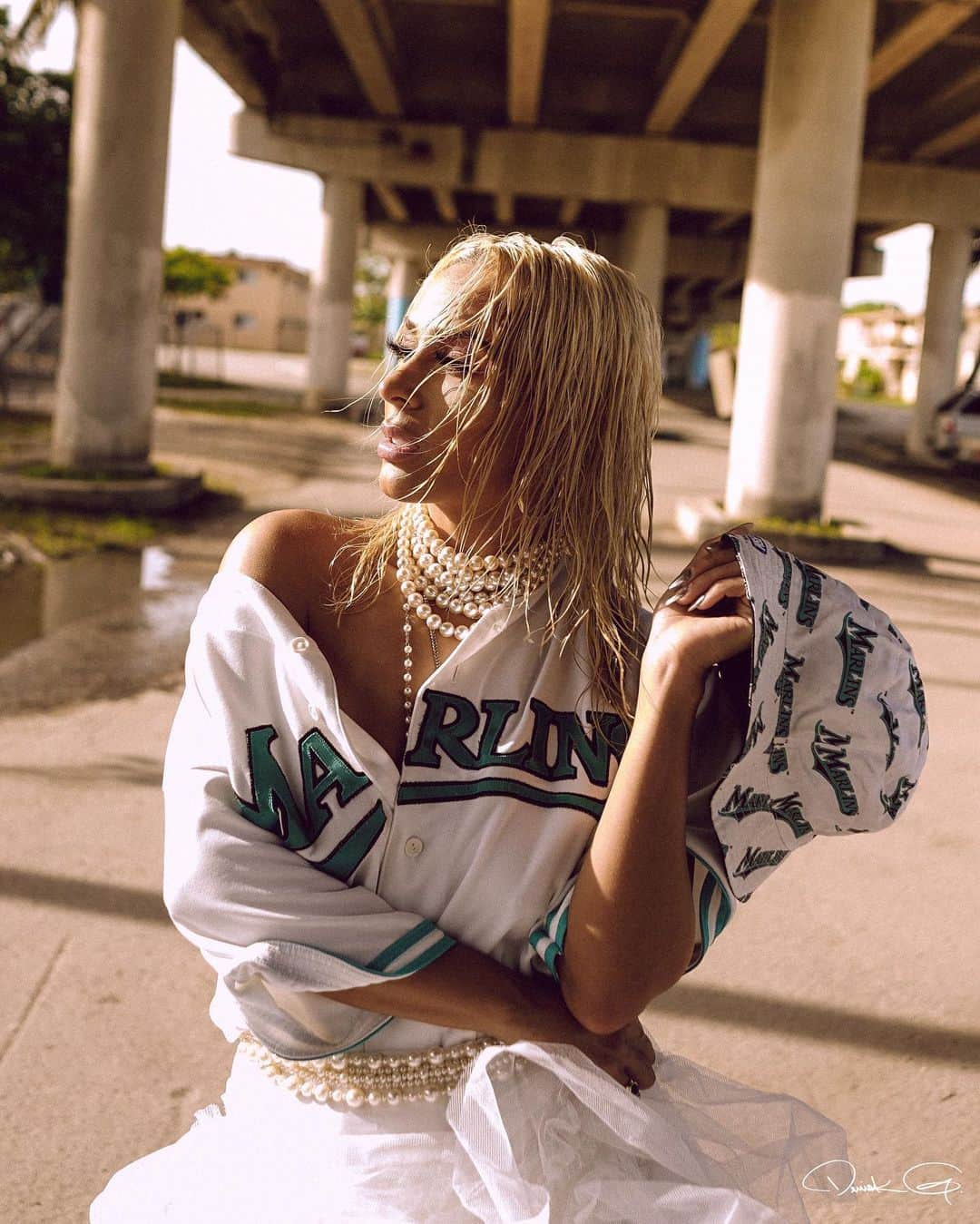 ベロニカ・ベガのインスタグラム：「Imma need y’all to tag the @marlins in the comments so I can sing our national anthem on Venezuelan heritage day. Punto Pooh! My whole family die hard Marlin fans man. #Marlins 📸 by @derick_g for @lottery.vintage  Styled by: @demidorsey MUA: @tasha_mack_mua」