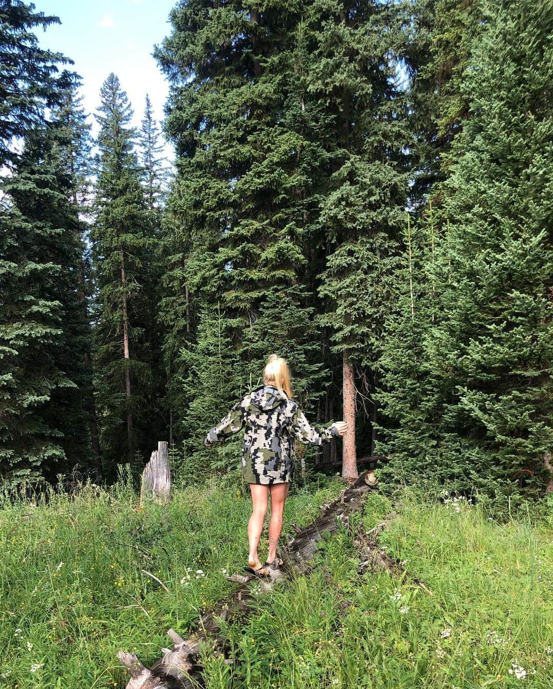 ホリー・ホルムさんのインスタグラム写真 - (ホリー・ホルムInstagram)「Just out here tearing it up in the mountains with my momma. I am too blessed. Thank you God for my mother and this beautiful country I get to enjoy with her.」8月11日 6時07分 - hollyholm