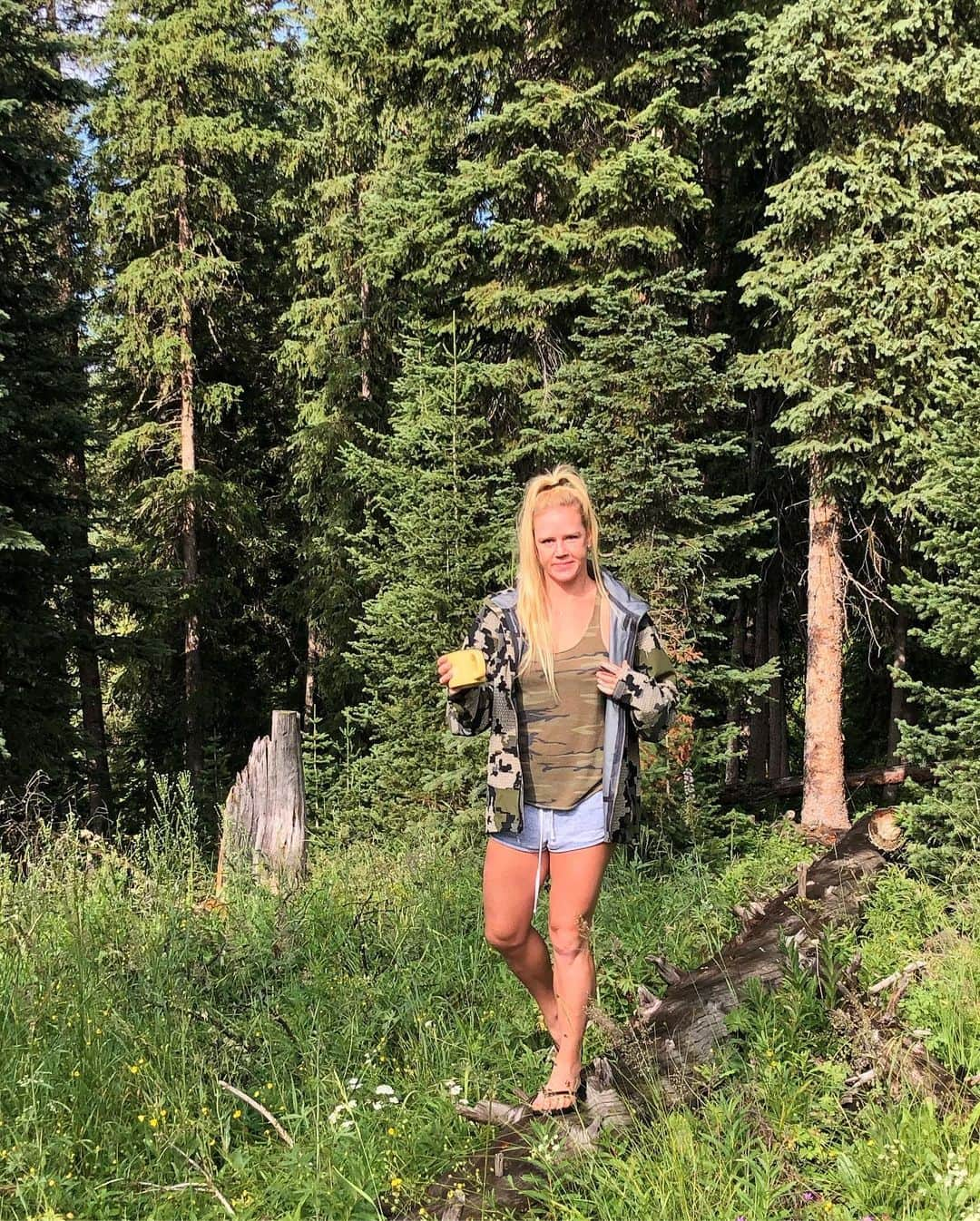 ホリー・ホルムさんのインスタグラム写真 - (ホリー・ホルムInstagram)「Just out here tearing it up in the mountains with my momma. I am too blessed. Thank you God for my mother and this beautiful country I get to enjoy with her.」8月11日 6時07分 - hollyholm