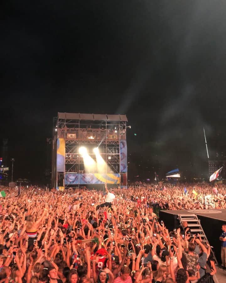 マックルモアーのインスタグラム：「75,000 tonight in Budapest at Sziget.  THIS IS LIFE & I LOVE YALL. Thank you for giving me this platform to be on stage & do what I’ve always loved. Grateful beyond words. ❤️🙌🏻🌍」