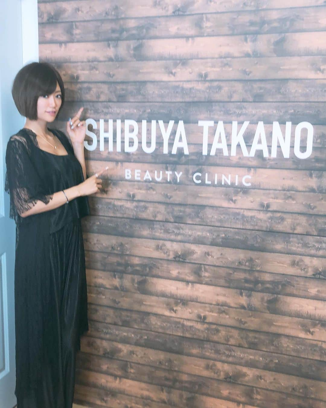 琥珀うたさんのインスタグラム写真 - (琥珀うたInstagram)「. . 先日、渋谷高野美容医院でハイドラピーリング×マッサージピーリングを受けてきました☺️🙌🏼 むきたまごみたいにつるっつるになったー！！！ ピーリングって今までしたこと無かったけど、肌のトーンも上がるし、マッサージもされるので引き締まったよ🙌🏼 毛穴の黒ずみもなくなってシャインヴェール肌に😍 つるっと発光してる感じあるからしばらくメイクの時のハイライトいらなさそう👌 高野先生 @dr.takano ありがとうございました😊 肌系なーんにもしてこなかったけど、アラサーだから頑張らねば🤔 . . . #渋谷高野医院 #shibuyatakano #ハイドラピーリング #マッサージピール #シャインヴェール肌 #美容クリニック #美容皮膚科 #渋谷 #skin #skincare #beauty #hydra #hydrapeeling #hydrapeelingfacial  #peeling #massage #massagepeel #face #facial #facialmassage」8月11日 6時23分 - uta0214khk