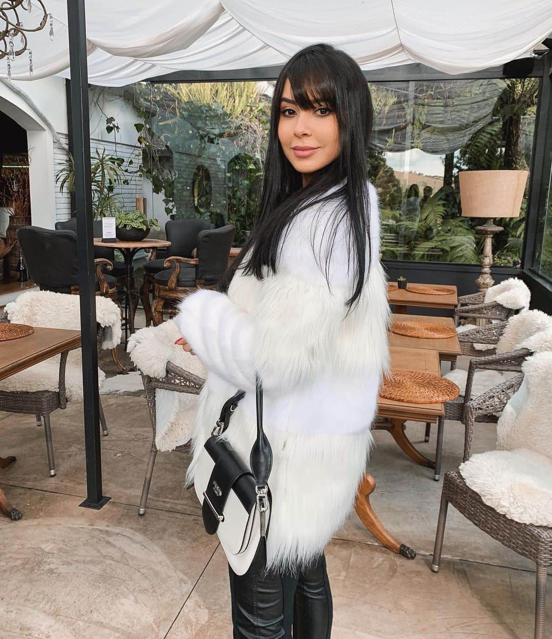 Gabriela Salesのインスタグラム：「Vim combinando com a decoração do hotel kkkk (meu pelinho é fake, viu mores) @wehotel_welounge」
