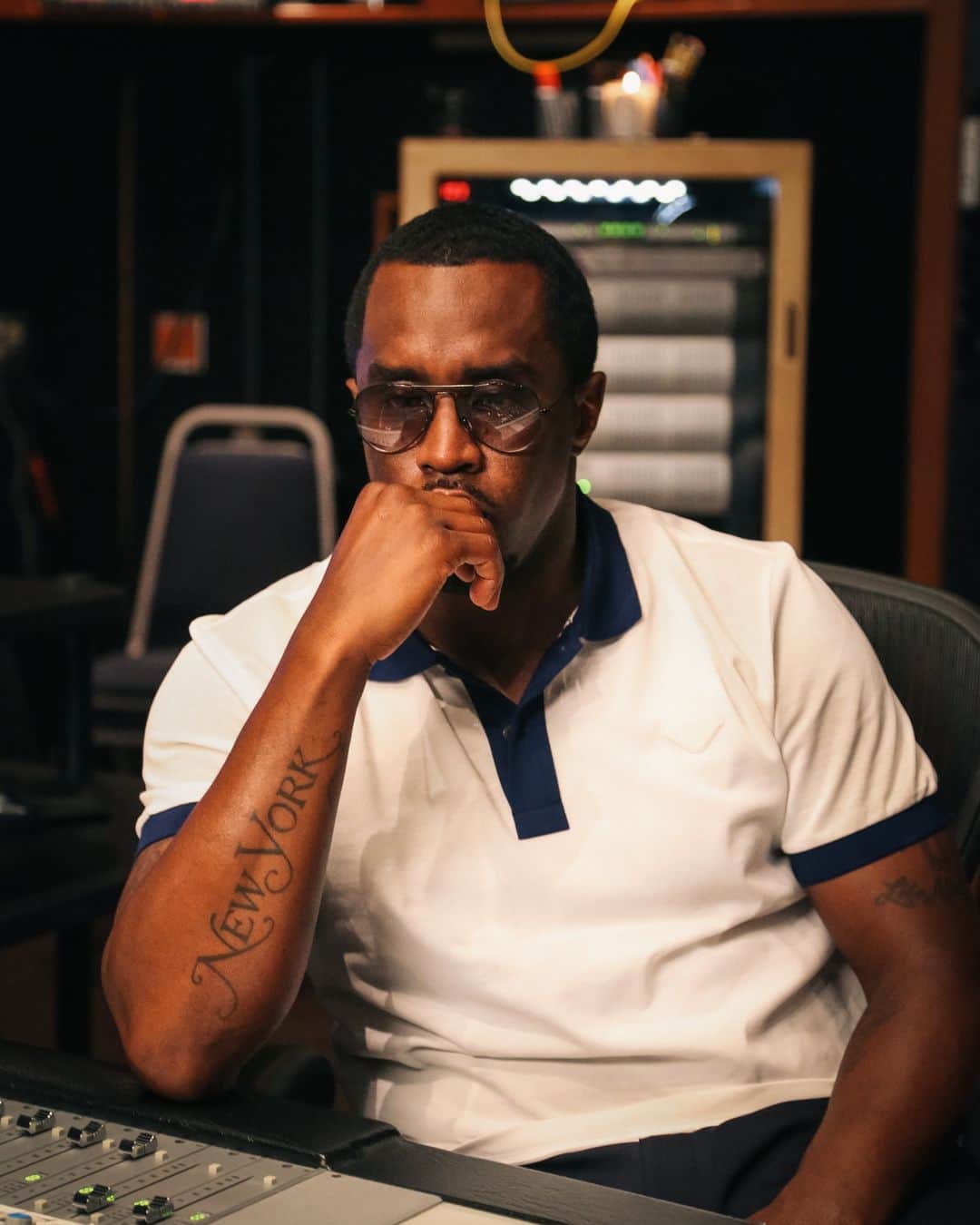 MTVさんのインスタグラム写真 - (MTVInstagram)「"I was in the studio with Mary J. Blige, and she was putting the finishing touches on her album, “Strength of a Woman” and she wanted to get some feedback on a few tracks, so she calls her big brother,  @Diddy, tells him to come down to the studio to take a listen. She plays a few songs for him. As he vibes to the music, I’m grabbing moments from the session and I realize, I’m standing there with two New York legends, listening to music and I’m thinking, “Holy shit this is so surreal.” I was thinking about all of the legendary tracks that came from Diddy and Mary over the last twenty years and how lucky I am to witness one of those moments." -#MTVCreatortoWatch @iam_newyorkmade on an ICONIC encounter 🎊」8月11日 6時30分 - mtv