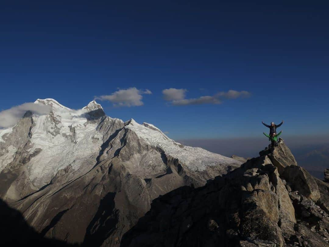 エミリー・ハリントンさんのインスタグラム写真 - (エミリー・ハリントンInstagram)「‘La Esfinge’ 💫🦁Quebrada Paron, Cordillera Blanca, Peru 🇵🇪 // @myshellparker and I stood on top of this 2000 ft beauty at an elevation of 17,470ft along with @jonglassberg @nicolas_navarrete.ec and @robrtomorales after 11 hours of climbing the Original Route (5.10d R). It was Michelle’s first big wall experience, and she stepped up and delivered in an impressive way 🙌 The climbing was glorious but heady, with granite as smooth and slick as El Cap in some parts and unprotected 5.10 sections that demand your full attention and lung capacity. Michelle flashed an airy 10a R pitch without knowing the grade (I told her I didn’t know it 😉) - making it her hardest trad flash by a long shot. Then she sent the 10d crux pitch on TR, a beautiful splitter that ends with a roof traverse on glassy smearing feet. All in all she took 2 falls the entire day, lead 1/3 of the entire route, and we reached the summit by sunset. It was by far one of my best days in the mountains with one of my very best friends ✨💕 SO damn proud of you Mikey!!! Now teach me to shred like you can climb pls 😉❤️ // Huge thanks to Jon, Nico, Roberto, and @alpenglowexpeditions for the help and to @reelwater and Michelle for involving me in this project - V stoked to share the journey with you all soon! // #Originate2 // 📸 @robrtomorales」8月11日 6時32分 - emilyaharrington