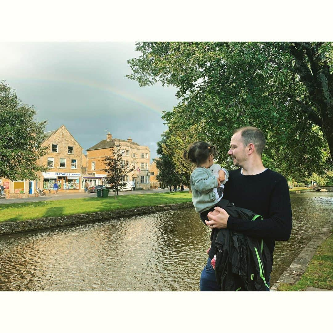 ダイアナ湯川さんのインスタグラム写真 - (ダイアナ湯川Instagram)「Checking out the 🌈 over Papa’s restaurant @thechipshed 👏🏼 . . . . . #daughter #toddler #mygirl #hubby #bourton #bourtononthewater #cotswolds #rainbow #love #family #thechipshed」8月11日 6時34分 - diana.yukawa