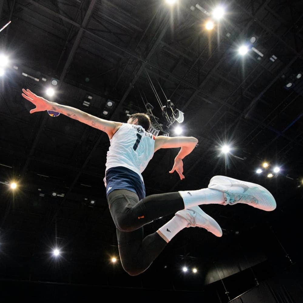 USA Volleyballさんのインスタグラム写真 - (USA VolleyballInstagram)「The U.S. Men 🇺🇸 swept Korea 🇰🇷 on Saturday, setting up a showdown with host Netherlands on Sunday. The winner goes to the 2020 Tokyo Olympic Games! --- Story and info in our bio」8月11日 6時52分 - usavolleyball