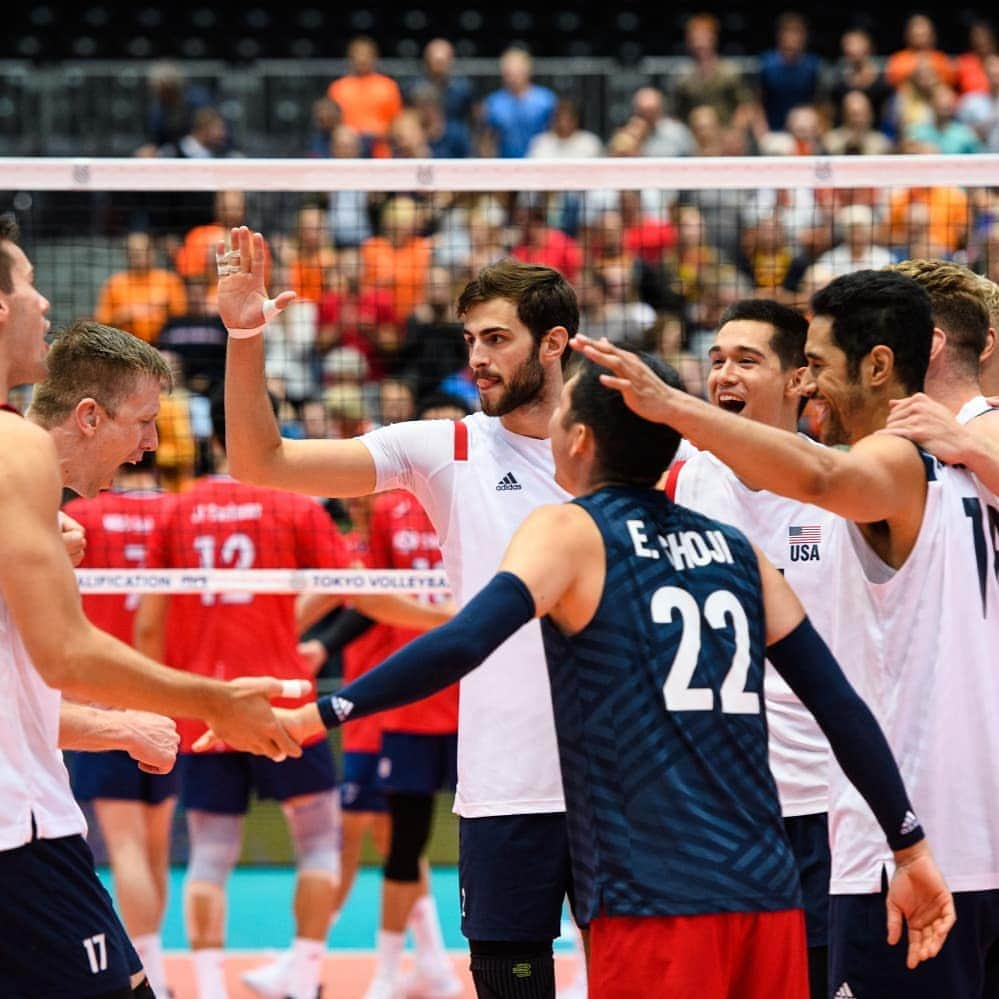 USA Volleyballさんのインスタグラム写真 - (USA VolleyballInstagram)「The U.S. Men 🇺🇸 swept Korea 🇰🇷 on Saturday, setting up a showdown with host Netherlands on Sunday. The winner goes to the 2020 Tokyo Olympic Games! --- Story and info in our bio」8月11日 6時52分 - usavolleyball