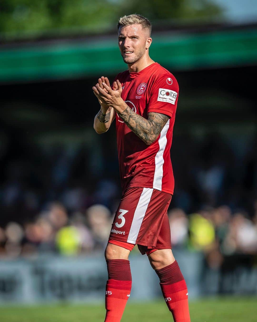アンドレ・ホフマンのインスタグラム：「..ein hartes Stück Arbeit! ⚪️🔴 #team #dfbpokal @f95」