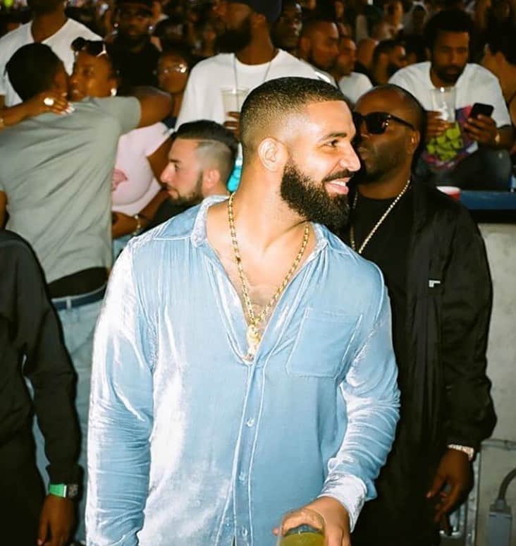 バーニーズ・ニューヨークのインスタグラム：「#iSpyBNY: The 6God, @champagnepapi donned a baby blue velvet @siesmarjan shirt for a night out with the guys. Tell us your favorite Drake song below. RP: @siesmarjan」