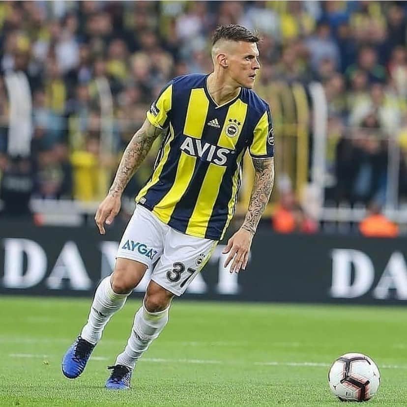 マルティン・シュクルテルのインスタグラム：「Dear Fenerbahce family!l It was a pleasure and honour to wear the Fenerbahce shirt!Collours of the biggest club in Turkey! I would like to thanks to all the fans for your support throughout 3 beautiful years in the club!we had some bad times and good times but i was always trying to do my best and leave everything on the pitch! Thanks to all the people in Turkey especially in Istanbul,you made me and my family feel like at home,we have received the warm welcome from the first day in your beautiful country and even more beautiful city... Istanbul,we love you and you will stay in our hearts forever ❤️ I would like to say thank you to all my team mates,we had some good times and i really enjoyed to share changing room with all of you!!!❤️ Thanks  to Mr.Aziz Yildirim,Mr. Ali Yildirim @cetinkayahsn who trusted me,brought me to the club and made me realised how big Fenerbahce is... @soydasbaturalp BIG BIG THANKS bro,you were always there for me! Thanks to all technical and coaching staff,mr.Pereira,mr.Advocatt,mr.Kocaman and all staff from the Samandira including medical staff,ground staff,security,kitchen,translators @denizsaritac and sinan,the people working for the club!!!you guys doing a great job and i really appeecited it! It was difficult to leave,but thats the life,thats the football!sometimes things are going different way than we wish... I wish you good luck for the future and hope to see you soon! En buyuk FENER 💛💙 Martin,Barbora and Matteo」