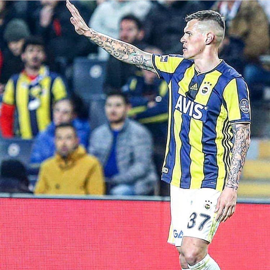 マルティン・シュクルテルのインスタグラム：「Sevgili Fenerbahçe ailesi! Fenerbahçe formasını giymek benim için büyük bir zevk ve onurdu! Türkiye'nin en büyük kulübünün renklerini taşıyan formayı! Kulüpte geçirdiğim bu 3 güzel yıl boyunca gösterdiğiniz destek için tüm taraftarlarımıza teşekkür ediyorum! İyi ve kötü zamanlarımız oldu ama ben sahada her şeyimi verip, her zaman elimden gelenin en iyisini yapmaya çalıştım. Türkiye'de, özellikle İstanbul'da yaşayan herkese teşekkürler, beni ve ailemi evimizdeki hissettirdiniz. Güzel ülkenizde, hatta daha da güzel olan şehrinizde ilk günden itibaren çok sıcak bir şekilde karşılandık... İstanbul, seni seviyoruz ve sonsuza dek kalbimizde kalacaksın ❤ Tüm takım arkadaşlarıma teşekkür ediyorum, güzel zamanlarımız oldu ve soyunma odasını sizlerle paylaşmaktan gerçekten çok keyif aldım !!! Bana güvenen ve beni bu kulübe getirip Fenerbahçe’nin büyüklüğünü görmemi sağlayan Sayın Aziz Yıldırım’a, Sayın Ali Yıldırım’a, @cetinkayahsn’a teşekkür ederim. @soydasbaturalp ÇOK ÇOK TEŞEKKÜRLER kardeşim, her zaman benim yanımdaydın! Tüm teknik ekiplere; Sayın Vitor Pereira’ya, Sayın Dick Advocaat’a, Sayın Aykut Kocaman’a ve Sağlık ekibi, saha sorumluları, güvenlik ekibi, mutfak ekibi, tercümanlar @denizsaritac ve @sinanlevi olmak üzere Samandra’daki tüm ekibe ve bu kulüp için çalışan herkese çok teşekkürler! Sizler gerçekten harika bir iş çıkartıyorsunuz ve ben gerçekten size minnettarım. Ayrılmak zordu, ama hayat böyle, futbol böyle! Bazen işler istediğimizden farklı gidiyor... Size gelecek için iyi şanslar diliyorum, yakında görüşmek dileğiyle! En büyük FENER 💛💙 Martin, Barbora ve Matteo」