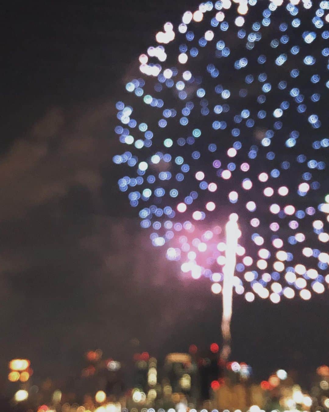 陣内勇人さんのインスタグラム写真 - (陣内勇人Instagram)「夢を見たんだ。  ピントが上手く合わずに ふと眺める空は そんな感覚。  はじめて見る 淀川の花火は 爆。 でした。  #花火」8月11日 7時00分 - hayato.jinnouchi