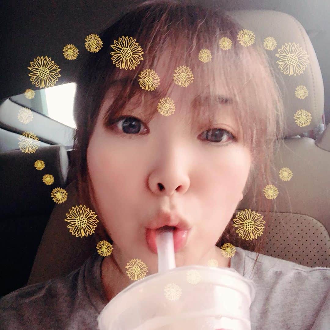のインスタグラム：「四国→淡路島から帰宅し、昨日は大物さま方とお食事会🥢 今日は仕事のあと吉祥寺のクレプスキュールで仲良しとお食事会🥗 二日とも身になる話ばかりで😌 ・ ・ 話変わるけどタピオカミルクティーなん年ぶりかに飲んだ☺︎ 前は台湾でしか飲めなかったのになぁ…笑笑 ・ ・ #クレプスキュール #本業 #スピリチュアル #バランス大切」