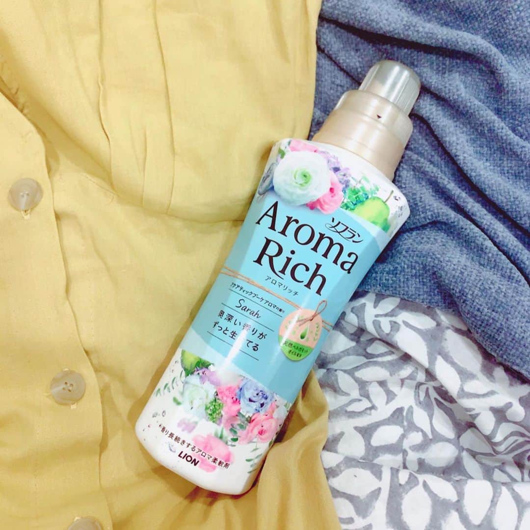 kkkkkaoriiiiiさんのインスタグラム写真 - (kkkkkaoriiiiiInstagram)「お気に入りのお洋服がもっと好きになる💓 . 新しくなったアロマリッチを使ってみたら、キャップに出したときのみずみずしい香りがずーっと続く❣️ 以前使っていたアロマリッチと比べて、擦ったりしなくても香り続けるいい香りに感激✨ ブルーのアクアティックブーケアロマは、ペアーやマリンのフレッシュな香りにミュゲやウォーターリリーのホワイトフローラルを加えた透明感のある⾹りです💐 . 新しくなったパッケージもすごくかわいくてお洗濯が楽しくなります🎶 . 大好きな香りに包まれて、お気に入りのお洋服やベットカバーがもっと好きになっちゃいます💓 . #アロマリッチ #AromaRich #柔軟剤 #柔軟剤マニア #お気に入り #洗濯機 #香りフェチ ソフラン アロマリッチのキャンペーンに参加中[PR]」8月10日 22時05分 - kkkkkaoriiiii