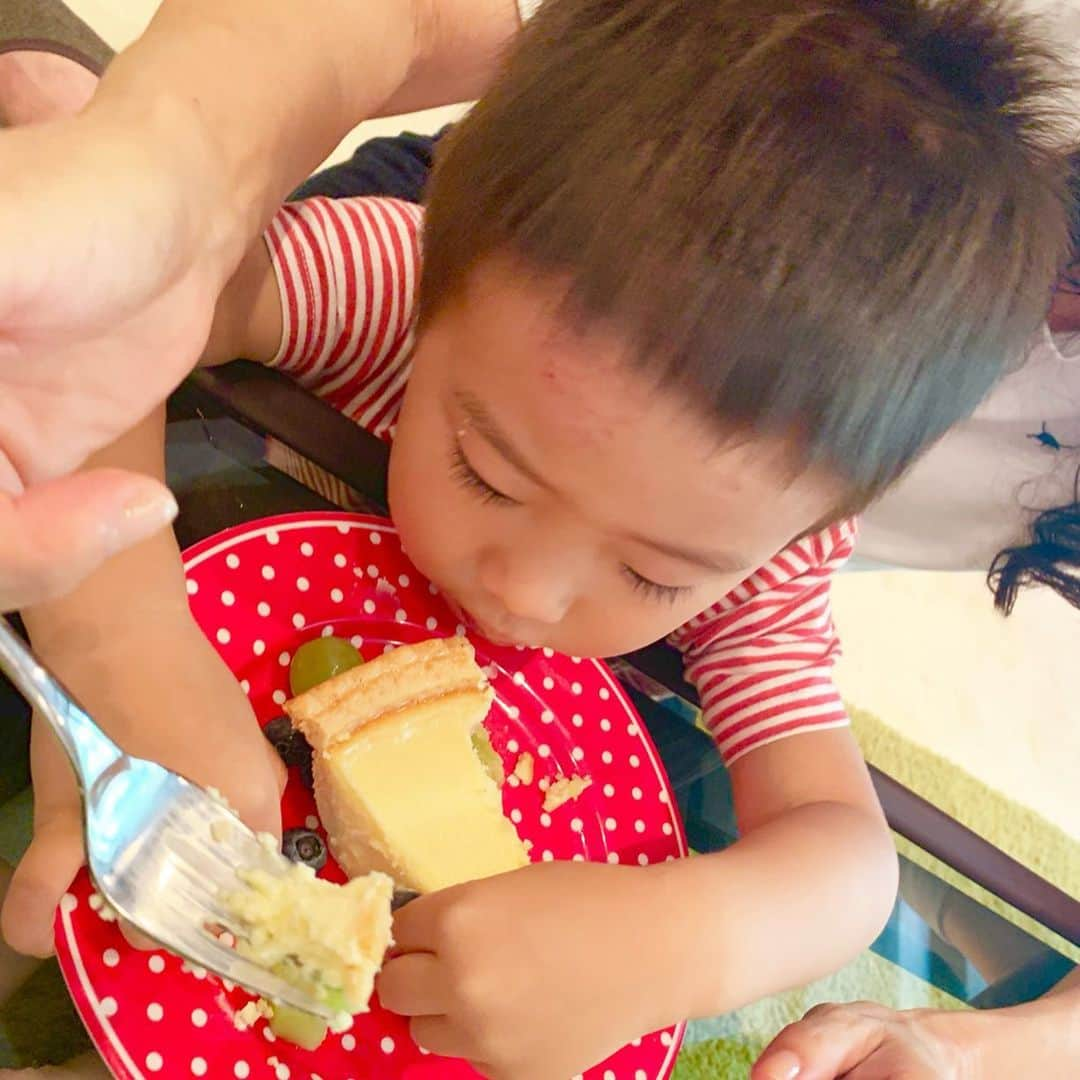 桜井未来さんのインスタグラム写真 - (桜井未来Instagram)「コストコで買って来たチーズケーキタルト🍰🍓🥝 両親が息子の面倒見に来てくれることになってたから、買ってみた😋💕 甘過ぎなくて、かなーり美味しかった😂💓（笑） コストコやりおるなww ・ ・ ・ #コストコ #costco #スイーツ #スイーツ好き #sweets #グルメ #グルメ好き #foodpics #foodporn #instadessert #dessert #デザート #マタニティ #妊婦 #第二子妊娠中 #ママ #男の子ママ #子育て #成長記録 #baby #ママ友募集 #赤ちゃんのいる生活 #都内ママ #ベビスタグラム #mamagirl #ベビフル #コドモダカラ #コドモノ #ママリ #親バカ部」8月10日 22時09分 - miki.sakurai0214