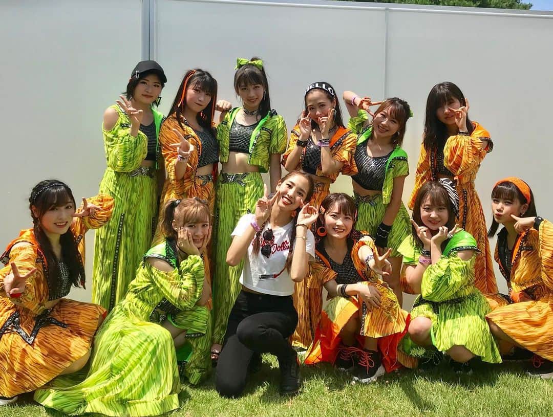 飯窪春菜のインスタグラム：「🏕⚡️🇯🇵 ・ ・ 「ROCK IN JAPAN FESTIVAL 2019」に朝から行ってきました！ モーニング娘。'19を観に！ ・ みんなあの暑い中を去年よりも10分長く、そしてなんといっても1番大きなGRASS STAGEでトップバッターを務めていてとっっっってもかっこよかったです！！ 最高でした！！！！！ もう、すごい鬼セトリ！！ ・ きっと今日まですごい緊張と、プレッシャーに襲われていたと思います。 終わった後のメンバー達の顔、やり切ったっていうだけじゃない色々な想いを感じました。 本当にお疲れ様！！！！！ 今年はお客さんとして観ていたけど、心から楽しませてくれました。心を引っ張ってくれました！ はあーーーーー、かっこよかったなあ…！！！！✨ ・ ・ そして新メンバー、15期メンバーの3人とも挨拶しました☺️ 一人一人、「15期メンバーになりました、〇〇です」って挨拶してきてくれて、初々しくて可愛かったです😌 写真、左から北川莉央ちゃん、岡村ほまれちゃん、山﨑愛生（めい）ちゃんです🌼 ・ みんなのおかげで最高に楽しい一日になりました💎 ・ ・ ・ #rijf2019  #rockinjapan  #ロッキン  #morningmusume  #モーニング娘19  #はるなの毎日  #飯窪ってる」