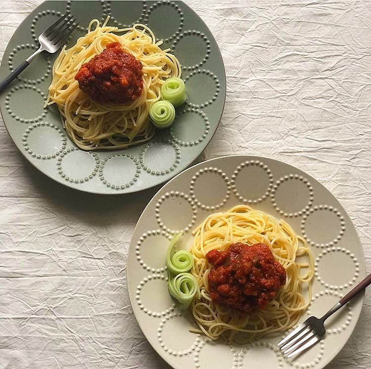 ベジ部(オーガニック/有機野菜/無農薬野菜) のインスタグラム：「. 暑い日は冷製パスタがオススメですね🍝♡ . オーガニック料理やオーガニックドリンクを投稿する時は是非「#ベジ部」と「#todaysvege」のハッシュタグをつけて投稿してください🌿 素敵な投稿はベジ部がリポストします！ みなさんで健康な毎日をシェアしましょう😊 . ベジ部には、オーガニックの楽しさを共有する無料のコミュニティがあります♪ オーガニックに関わる情報交換や交流の場として、ぜひお気軽にご参加ください✨ 詳しくはプロフィールのURLをチェック✔️ . Repost from @iku3i8i8i  2019.8.22.Mon.☁️ ＊＊＊＊＊＊＊＊＊＊＊＊＊娘と私のおひるごはん🍴  トマト冷製パスタ🍅  @alcenero_japan アルチェネロ様よりプレゼントして頂いたオーガニックのトマト製品🍅  今日はその中のアルチェネロ有機パスタソース トマト&香味野菜を使って簡単に冷製パスタを作りました。  アルチェネロ様はヨーロッパにおいていち早く有機農法に取り組みヨーロッパでも有数のオーガニックブランド。有機農法の先駆者と言われてるブランドなんです。 身体にも良いのは勿論ですが味にもかなり拘ってられます。 実は娘は市販のケチャップが嫌いでオムライスなどケチャップ製品は一切食べません。作られたトマトソースって言うのも駄目なのにこのトマトソースは何が違うって言って全部完食してくれました。とても嬉しかったです。 自然のトマトの味がそのまんま瓶に詰められてるので美味しく頂く事が出来ました。  パスタソースの他にも有機デュラム小麦・古代小麦パスタ、グルテンフリーパスタ、有機エキストラヴァージンオリーブオイル、有機ビネガーもあるのでご興味のある方はアルチェネロ様のホームページをご覧ください。  いつもいいね＆フォローして下さってる皆様ありがとうございます。 今週もよろしくお願いします𓆉  #おうちごはん #アルチェネロ #オーガニック #有機トマトソース #有機トマト #有機パスタソース #フーディーテーブル #マカロニメイト #おうちごはんlover #ouchigohanlover #wp_deli_japan #胃袋ガッツリつかもう部 #サーモスのタンブラーほしい #うつわ #器 #うつわ好き #ミナペルホネン」