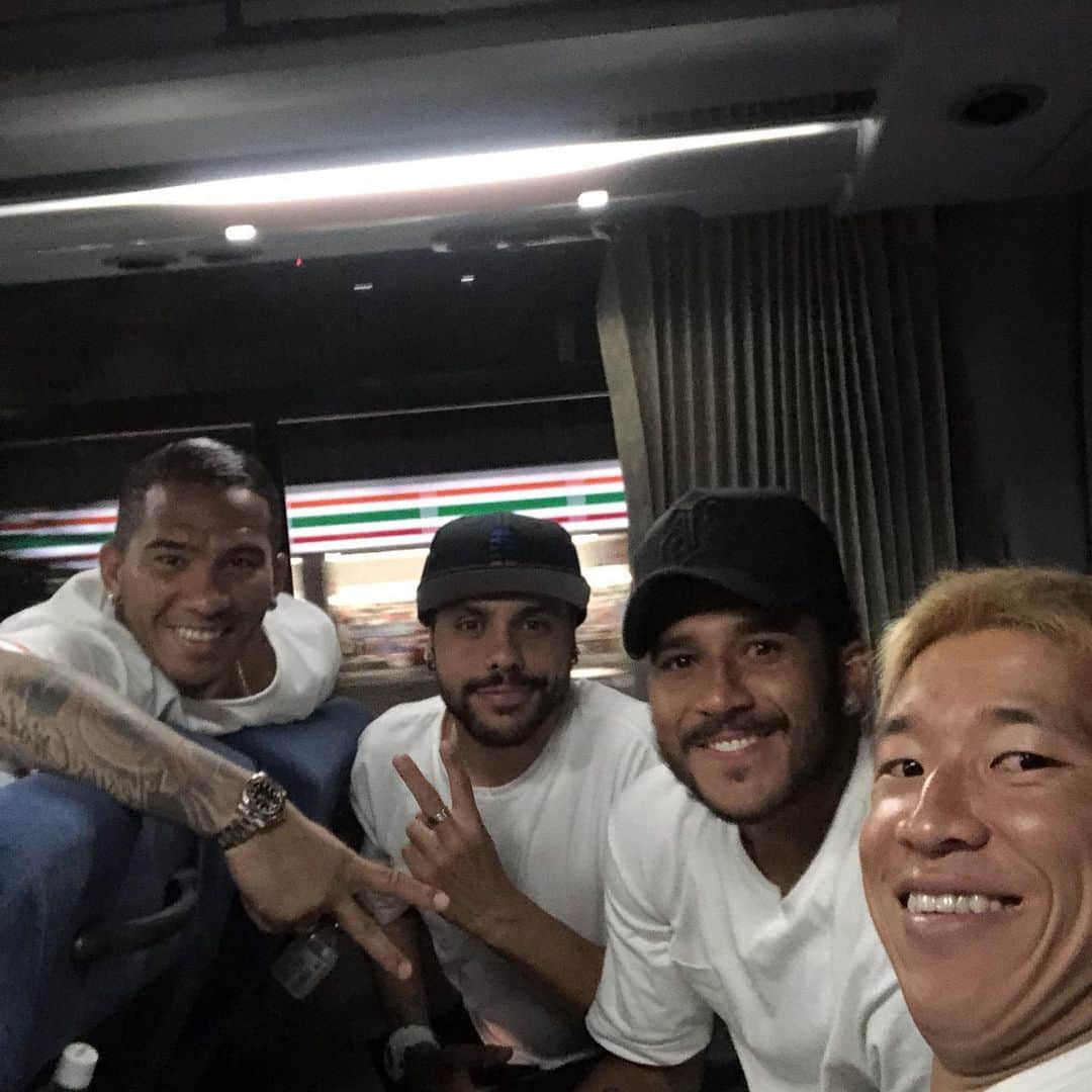 林彰洋のインスタグラム：「With Brazilians @jaeloficial  @diegoqoliveira  @_arthurfeitoza95  難しい試合でしたが勝利できてよかったです。  個人的には波が激しい過ぎました。色々また練習します💦 #3points #対ベガルタ仙台 #fctokyo」