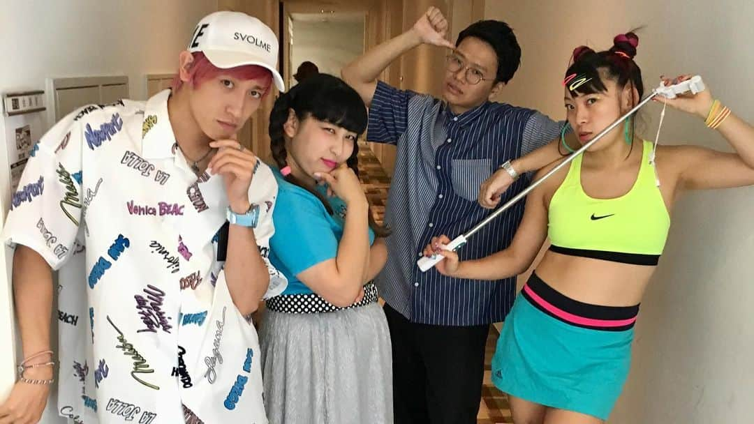 日本テレビ「ウチのガヤがすみません！」さんのインスタグラム写真 - (日本テレビ「ウチのガヤがすみません！」Instagram)「お待たせしました‼️収録合間の#亜生軍団 の戯れ🍭 PON PON〜🎶 ４人がとても楽しそうだったので全部投稿🎃 （写真４枚、動画４枚あります👉👉） お時間のある時にご覧ください😌❤️ . 👇ざっくりと内容紹介👇 【動画❶】 🔹#フワちゃん 新居🏡でのお泊まり会での㊙️話 🔸7/22 #亜生 さんの誕生日🎂✨の軍団の予定🗓 . 【動画❷】 🔹亜生軍団誕生のきっかけは#かねち パパ👨 （かねちパパが#ウチガヤ にスタジオ出演した後の ごはん会🍽で結成🤝🌈したらしい❣️） . 【動画❸】 🔸亜生軍団に新メンバー加入⁉️と思ったら... #尼神渚 さんに怒られた😵💦#ガヤ芸人事件簿 （⚠️かねちのツッコミに注目👀‼️） . 【動画❹】 解散👋 . #ウチのガヤがすみません #ガヤ芸人オフショット #芸人 #ミキ #ミキ亜生 #EXIT #EXIT兼近 #３時のヒロイン #ゆめっち #尼神インター #尼神インター渚」8月10日 22時25分 - uchino_gaya