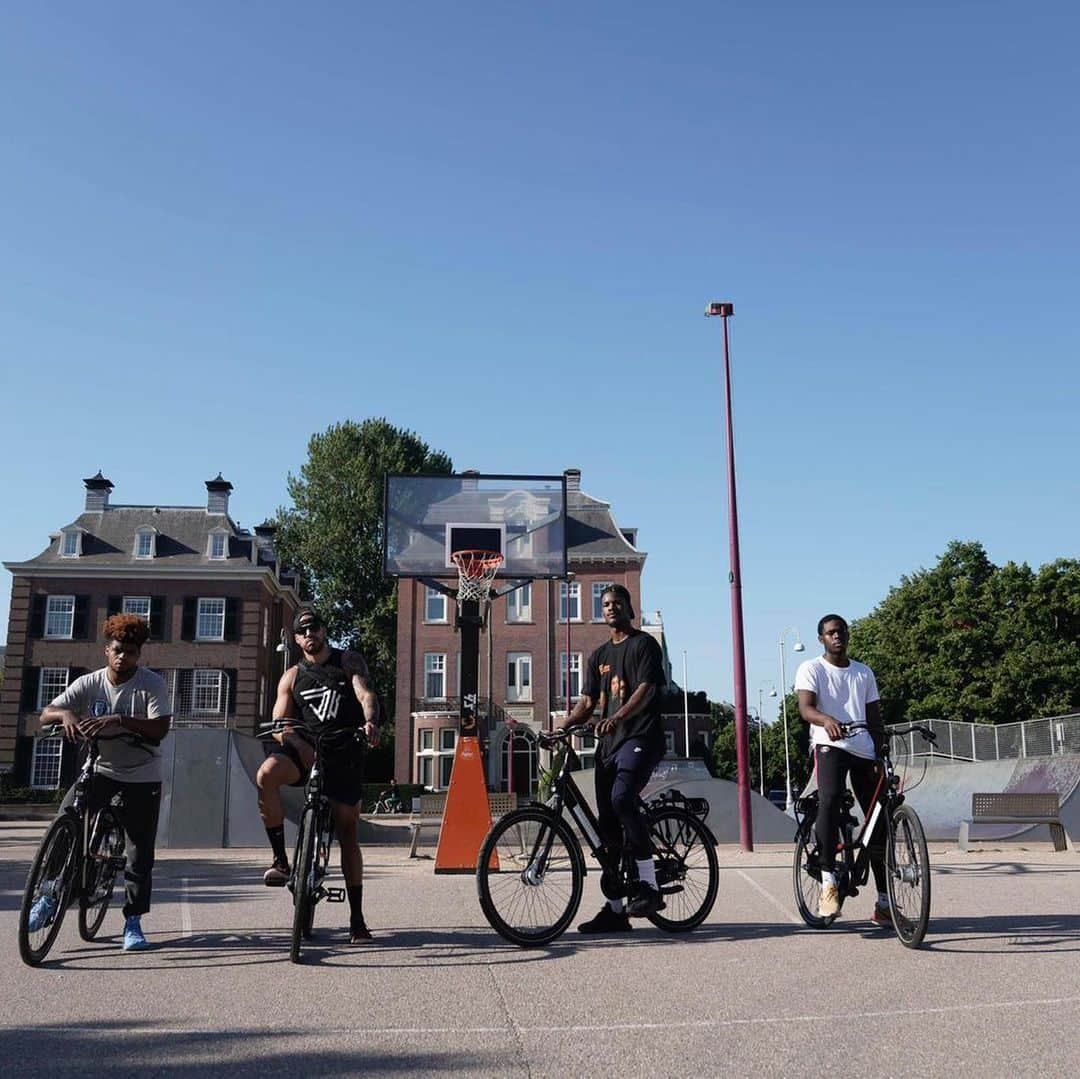 ジミー・バトラーさんのインスタグラム写真 - (ジミー・バトラーInstagram)「lets ride our bikes to the court and run these twos... #thestormiscoming」8月10日 22時21分 - jimmybutler