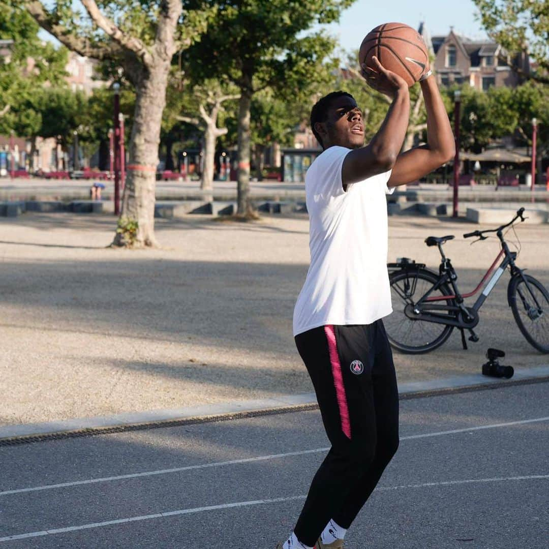 ジミー・バトラーさんのインスタグラム写真 - (ジミー・バトラーInstagram)「lets ride our bikes to the court and run these twos... #thestormiscoming」8月10日 22時21分 - jimmybutler