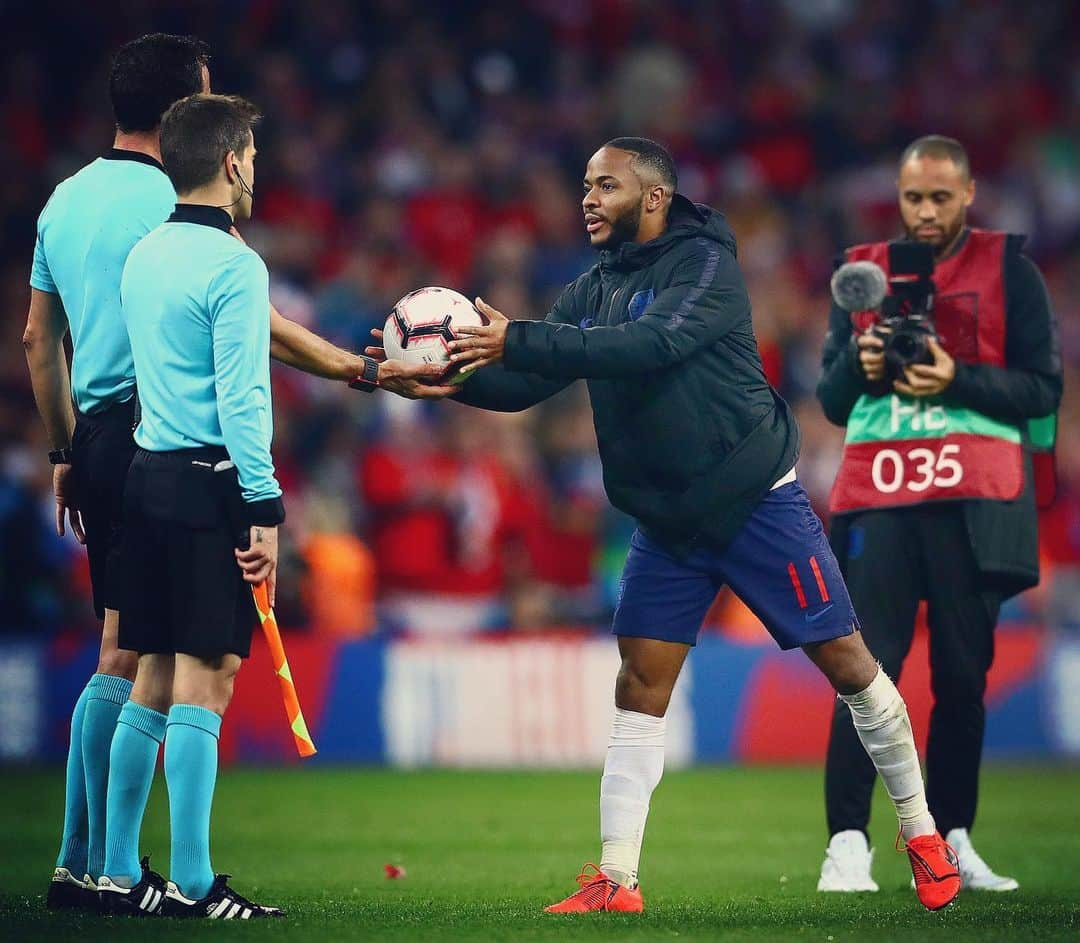 サッカー イングランド代表チームさんのインスタグラム写真 - (サッカー イングランド代表チームInstagram)「Loves a match ball! ⚽️⚽️⚽️」8月10日 22時27分 - england