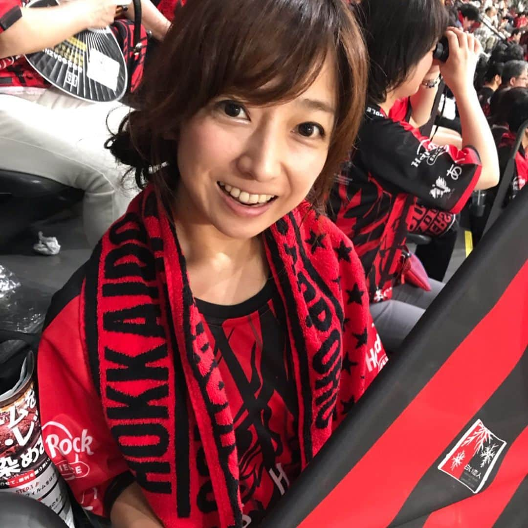 佐藤彩さんのインスタグラム写真 - (佐藤彩Instagram)「今日はコンサドーレの試合観戦で札幌ドームへ⚽️ . 試合前には河合竜二さんの引退試合も行われましたし、この浦和戦を最後にFC琉球へ移籍する小野伸二選手のコンサラストゲームということで、特別な1日となりました✨  集まったサポーターは35531人🌟 私が観戦に行った中で1番多い人数でした！  サポーターでびっちり埋まったの札幌ドームは圧巻で、応援する声の響きもすごかったです😊  そんな光景を、小野伸二選手も心に刻んでいたのでしょうか…  今日は試合に出場しませんでしたが、小野選手の練習している姿を見ていると、柔らかなボールタッチは…本当に美しい✨ そして楽しそう…！ . . “ボールは友達”という言葉がぴったりな小野選手。 . . 「ホンモノのフットボールを見せてくれてありがとう」というサポーターの横断幕も胸を打ちますね✨ コンサドーレに来てくれて、本当にありがとうございました☺️ . . 最後まで笑顔だった小野選手。 移籍先でも、らしさを発揮して、頑張ってくださいね✨  #コンサドーレ #北海道コンサドーレ札幌 #浦和戦 #1対1の引き分け #小野伸二 選手 #コンサラストゲーム #ホンモノのフットボールを見せてくれてありがとう  #HBC #アナウンサー #水野善公 アナ #日下怜奈 アナ #佐藤彩」8月10日 22時30分 - hbc_ayasato