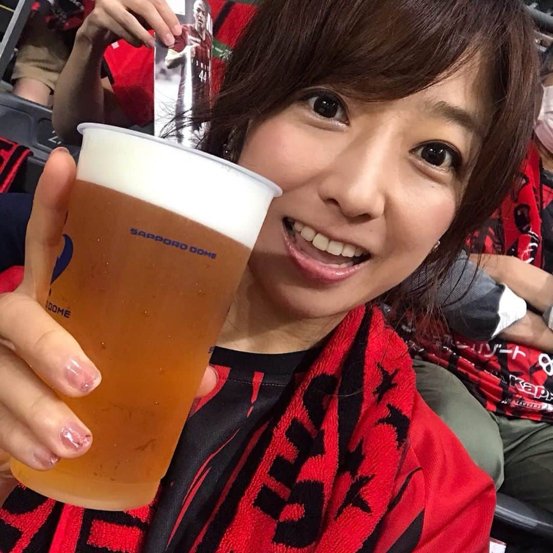 佐藤彩さんのインスタグラム写真 - (佐藤彩Instagram)「今日はコンサドーレの試合観戦で札幌ドームへ⚽️ . 試合前には河合竜二さんの引退試合も行われましたし、この浦和戦を最後にFC琉球へ移籍する小野伸二選手のコンサラストゲームということで、特別な1日となりました✨  集まったサポーターは35531人🌟 私が観戦に行った中で1番多い人数でした！  サポーターでびっちり埋まったの札幌ドームは圧巻で、応援する声の響きもすごかったです😊  そんな光景を、小野伸二選手も心に刻んでいたのでしょうか…  今日は試合に出場しませんでしたが、小野選手の練習している姿を見ていると、柔らかなボールタッチは…本当に美しい✨ そして楽しそう…！ . . “ボールは友達”という言葉がぴったりな小野選手。 . . 「ホンモノのフットボールを見せてくれてありがとう」というサポーターの横断幕も胸を打ちますね✨ コンサドーレに来てくれて、本当にありがとうございました☺️ . . 最後まで笑顔だった小野選手。 移籍先でも、らしさを発揮して、頑張ってくださいね✨  #コンサドーレ #北海道コンサドーレ札幌 #浦和戦 #1対1の引き分け #小野伸二 選手 #コンサラストゲーム #ホンモノのフットボールを見せてくれてありがとう  #HBC #アナウンサー #水野善公 アナ #日下怜奈 アナ #佐藤彩」8月10日 22時30分 - hbc_ayasato